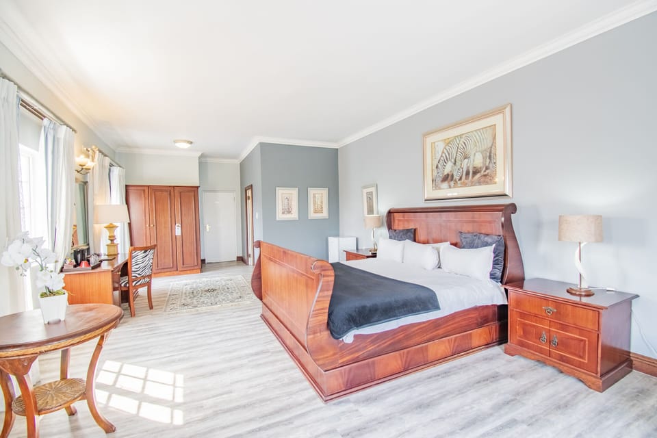 Premium Double or Twin Room | Individually decorated, desk, blackout drapes, iron/ironing board