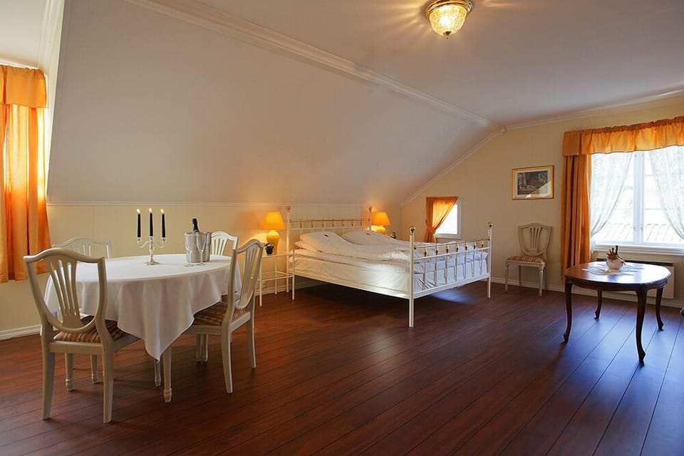 Suite, 1 Queen Bed | Down comforters, free WiFi, bed sheets
