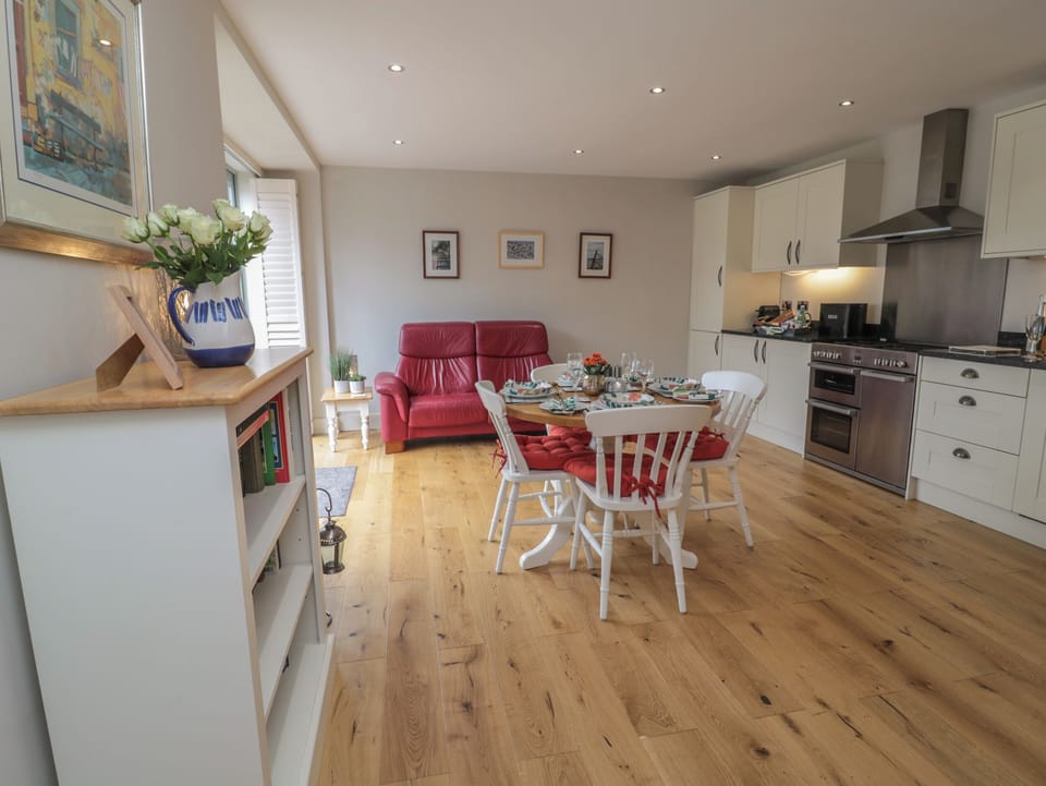 Cottage | Dining