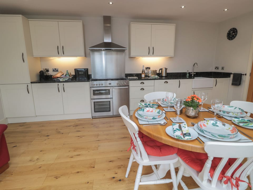 Cottage | Private kitchen | Dishwasher, cookware/dishes/utensils
