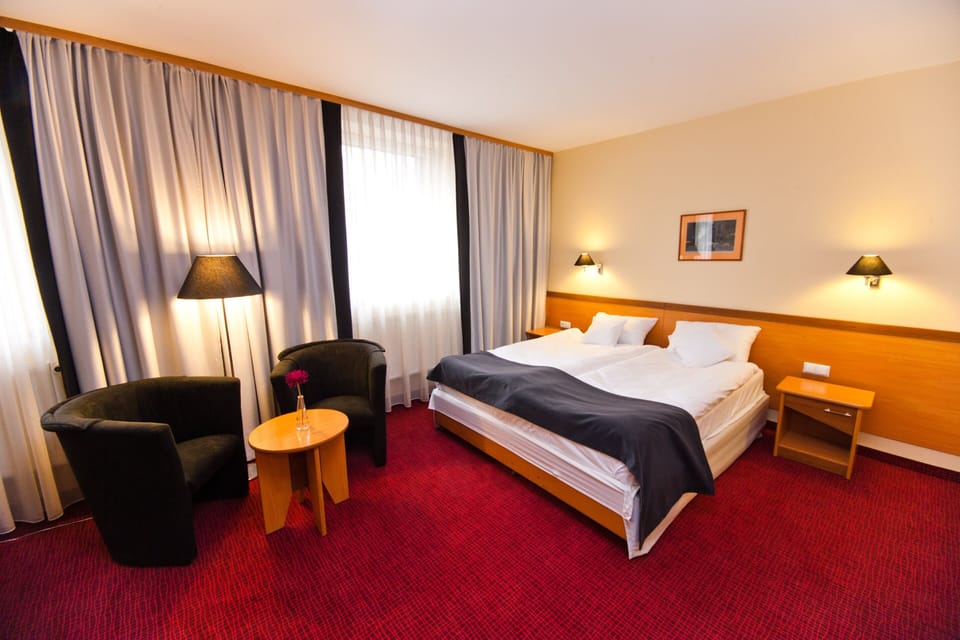 Premium bedding, in-room safe, desk, iron/ironing board