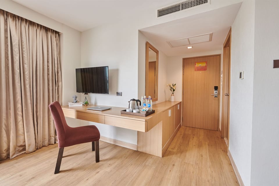 Adelphi Premier Double | Living area | 32-inch LCD TV with cable channels, TV