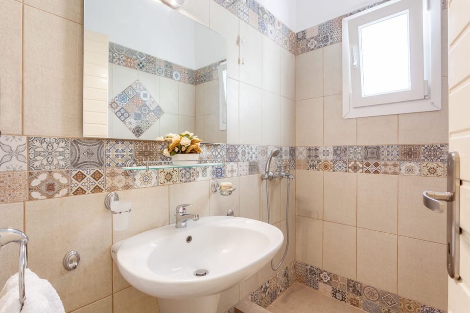 Shower, free toiletries, hair dryer, towels