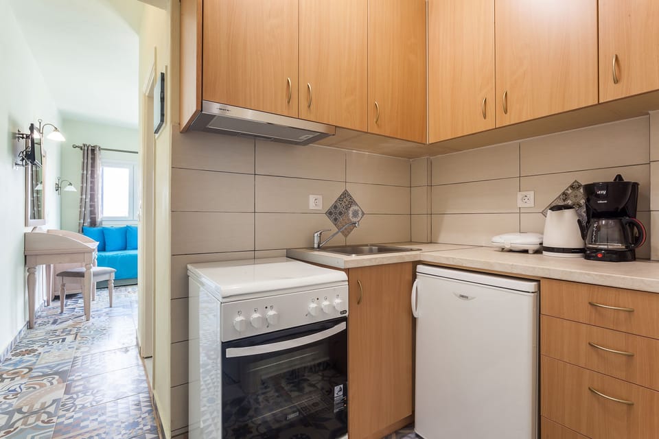 Suite | Private kitchen | Fridge, oven, coffee/tea maker, electric kettle