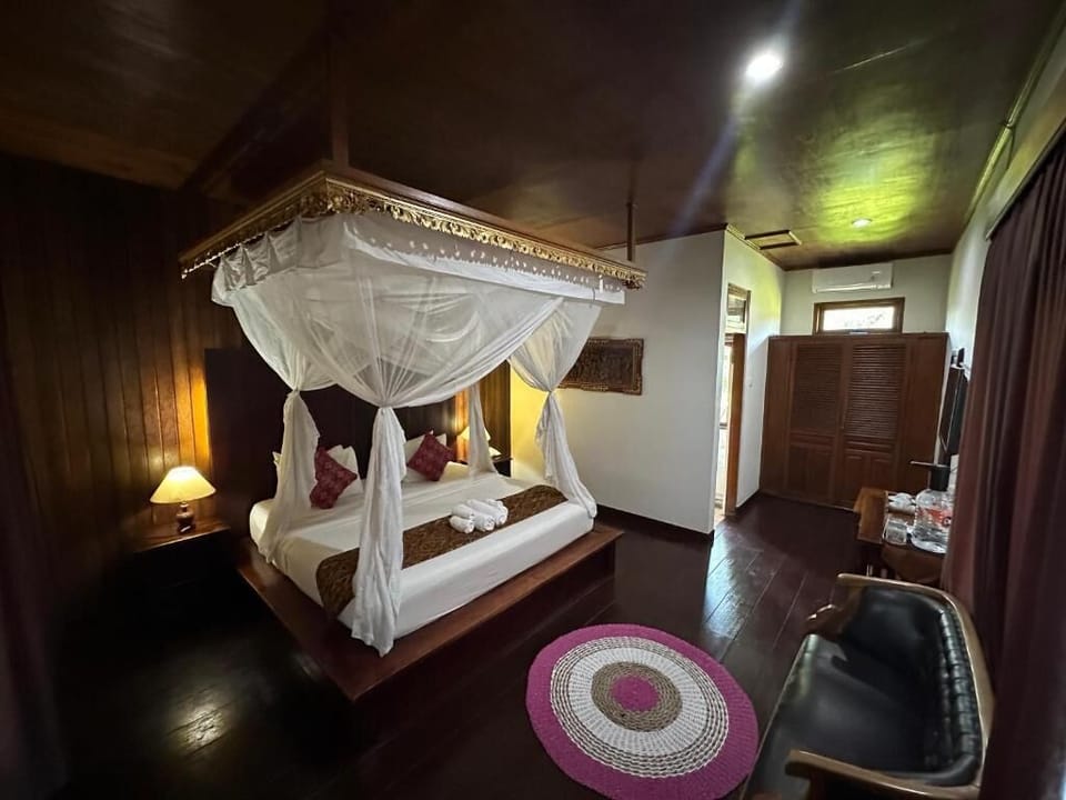 Minibar, desk, laptop workspace, blackout drapes