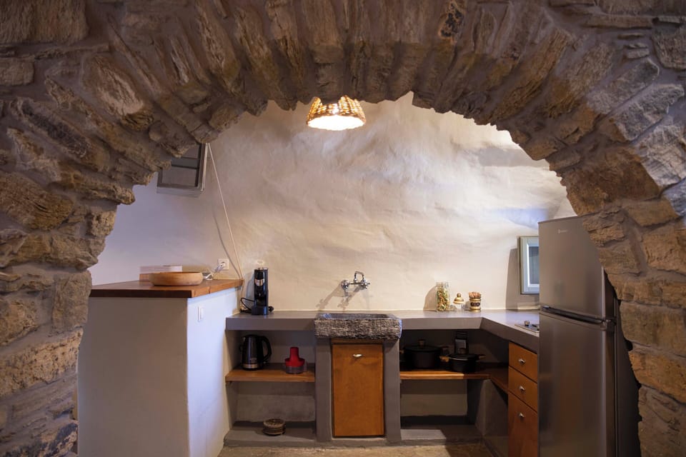 Olive Grove | Private kitchen | Full-size fridge, stovetop, electric kettle, cookware/dishes/utensils
