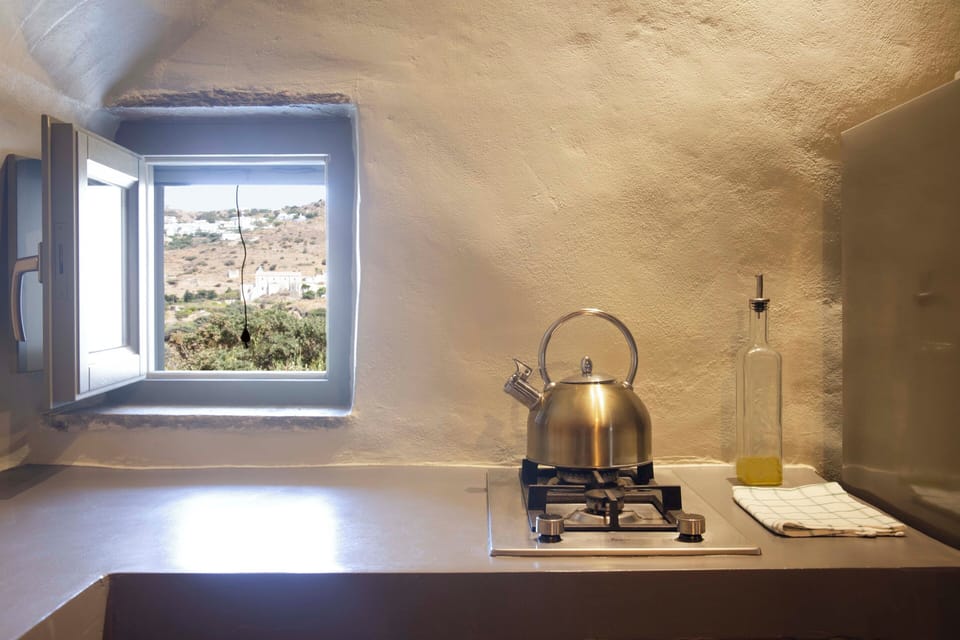 Olive Grove | Private kitchen | Full-size fridge, stovetop, electric kettle, cookware/dishes/utensils