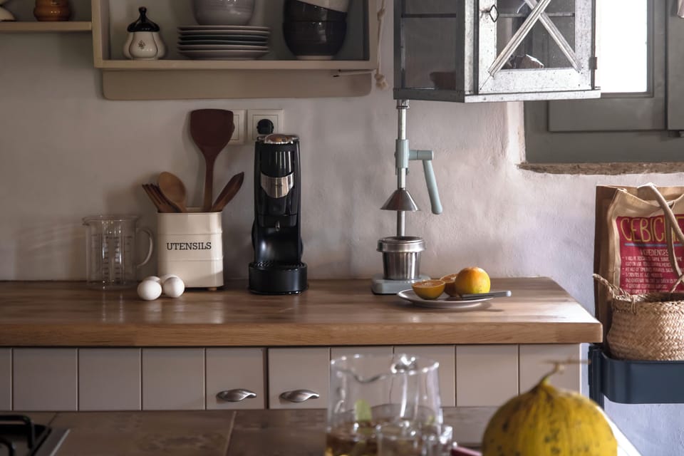 Morning Glory | Private kitchen | Full-size fridge, stovetop, electric kettle, cookware/dishes/utensils