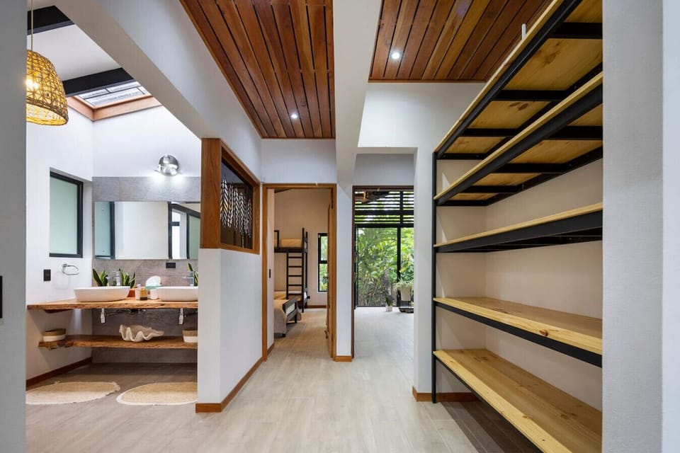 Pantry and storage area with open shelving near the shared bathroom in Puerto Viejo, Casa Kali