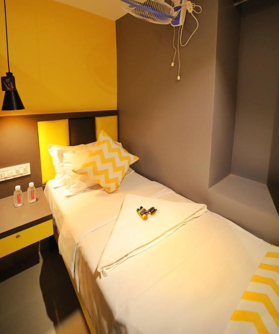 Deluxe Cabin, 1 Twin Bed | Desk, laptop workspace, free WiFi