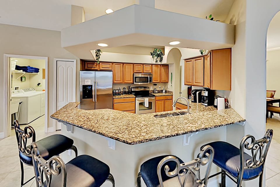 Luxury House | Private kitchen | Full-size fridge, microwave, oven, stovetop