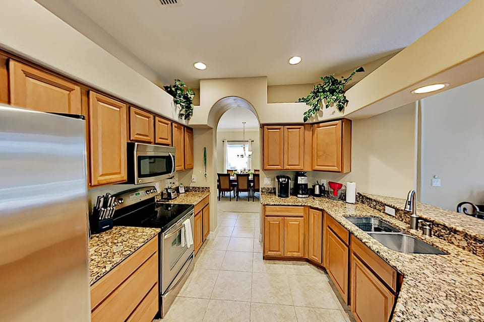 Luxury House | Private kitchen | Full-size fridge, microwave, oven, stovetop