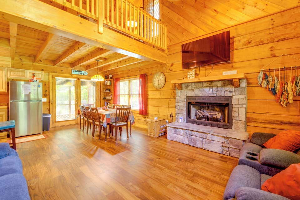 Living Room | 1st Floor | Central Heating & A/C | Smart TV | Free WiFi