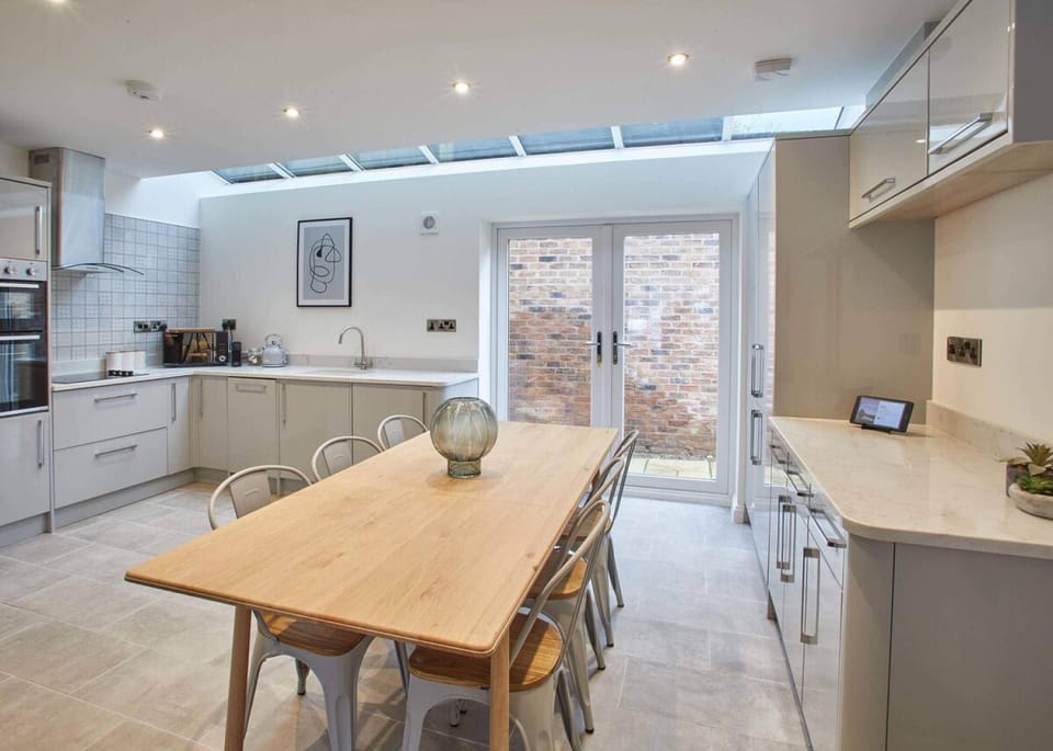 House | 4 bedrooms, desk, Internet