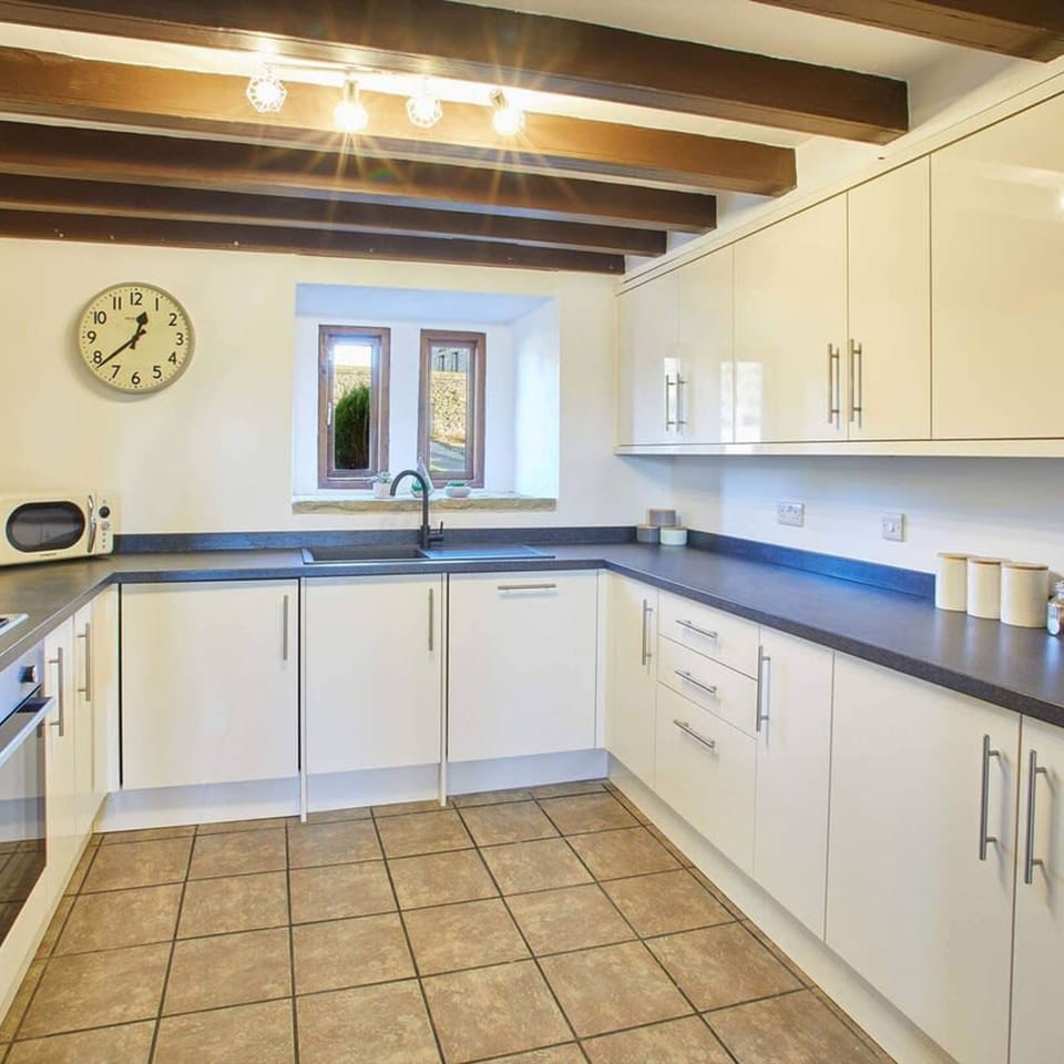 House | 5 bedrooms, high-speed internet