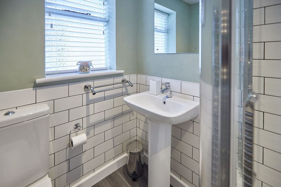 Host Stay Dolphin Cottage 1736 House in England