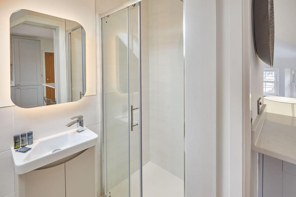 Host Stay The Birds Nest Apartment in England