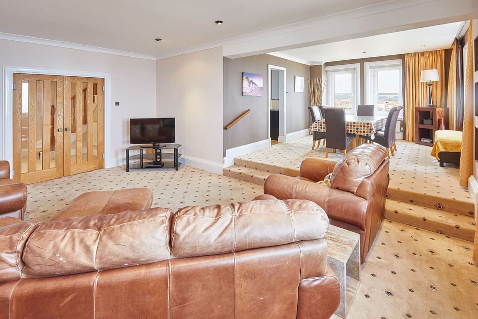 House | 3 bedrooms, desk