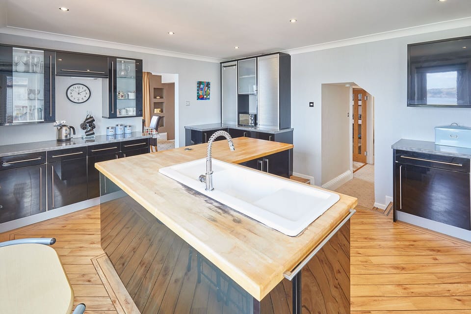 House | 3 bedrooms, desk