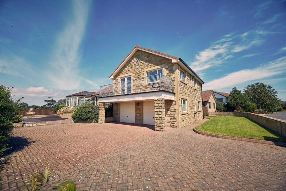 House | 5 bedrooms, high-speed internet