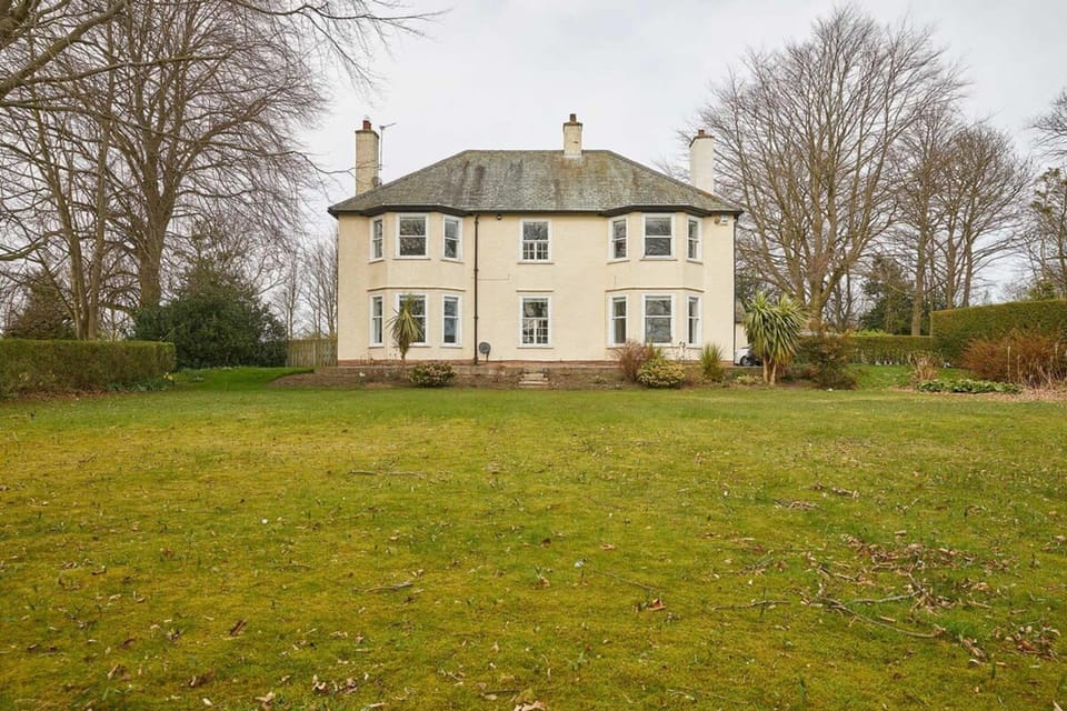 House | 5 bedrooms, desk