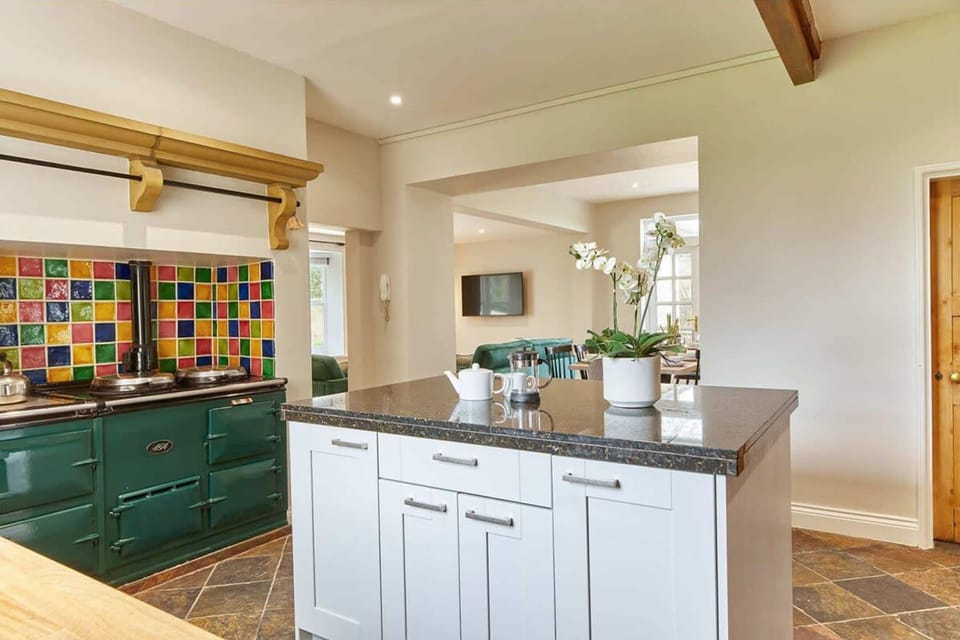 House | 5 bedrooms, desk