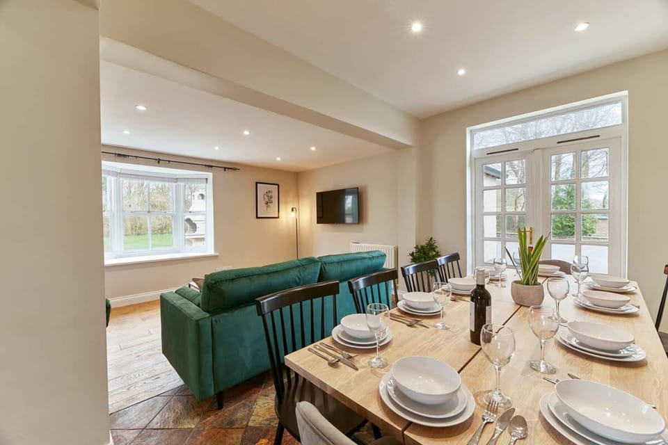 House | 5 bedrooms, desk