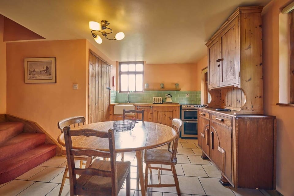 House | 2 bedrooms, desk