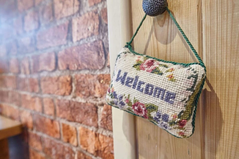 Host Stay Honeysuckle Cottage House in England