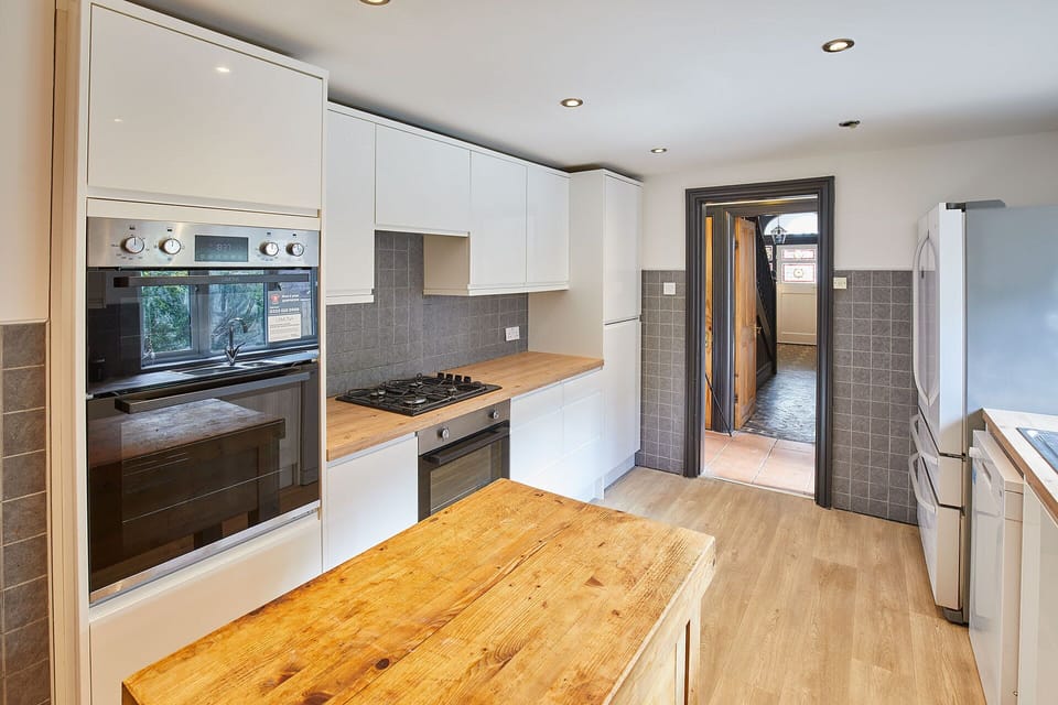 House | 6 bedrooms, desk