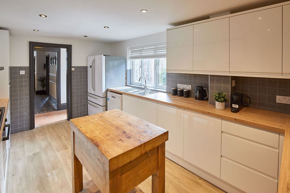 House | 6 bedrooms, desk