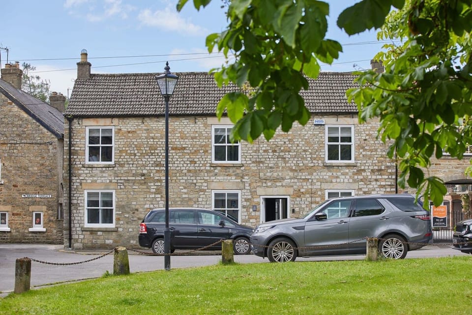House | 6 bedrooms, desk