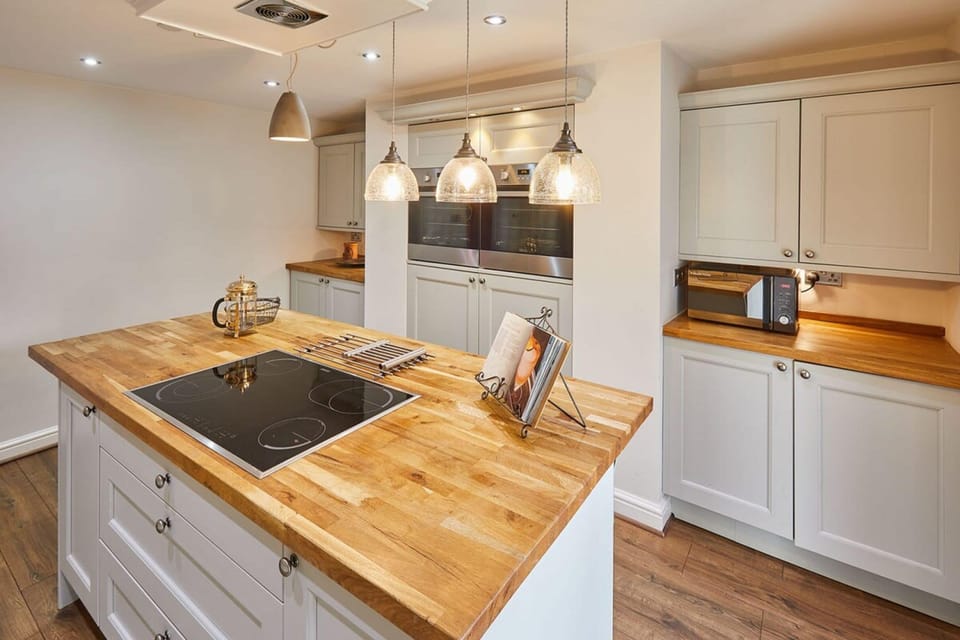 House | 6 bedrooms, desk