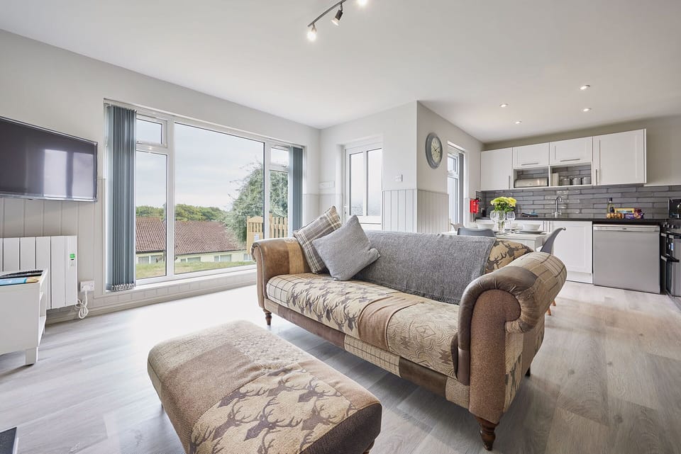 House | 3 bedrooms, desk