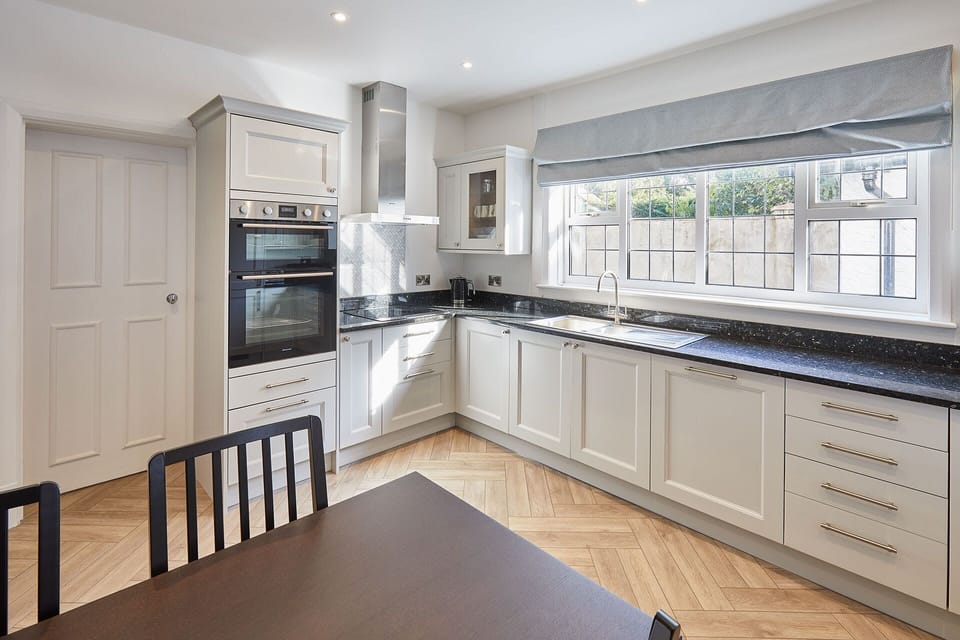 House | 3 bedrooms, desk