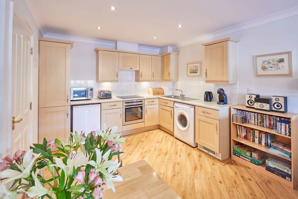 House | 2 bedrooms, desk