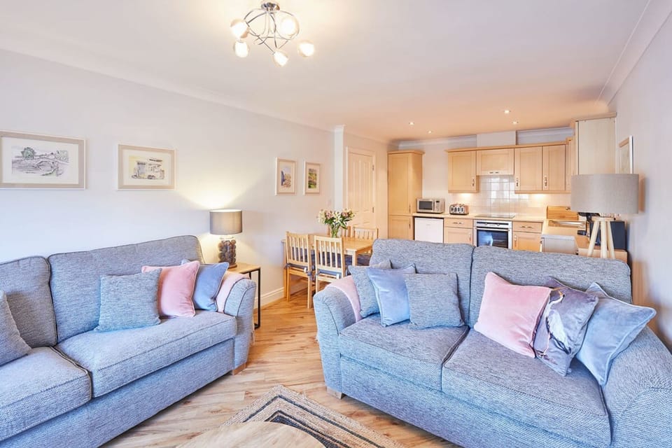 House | 2 bedrooms, desk