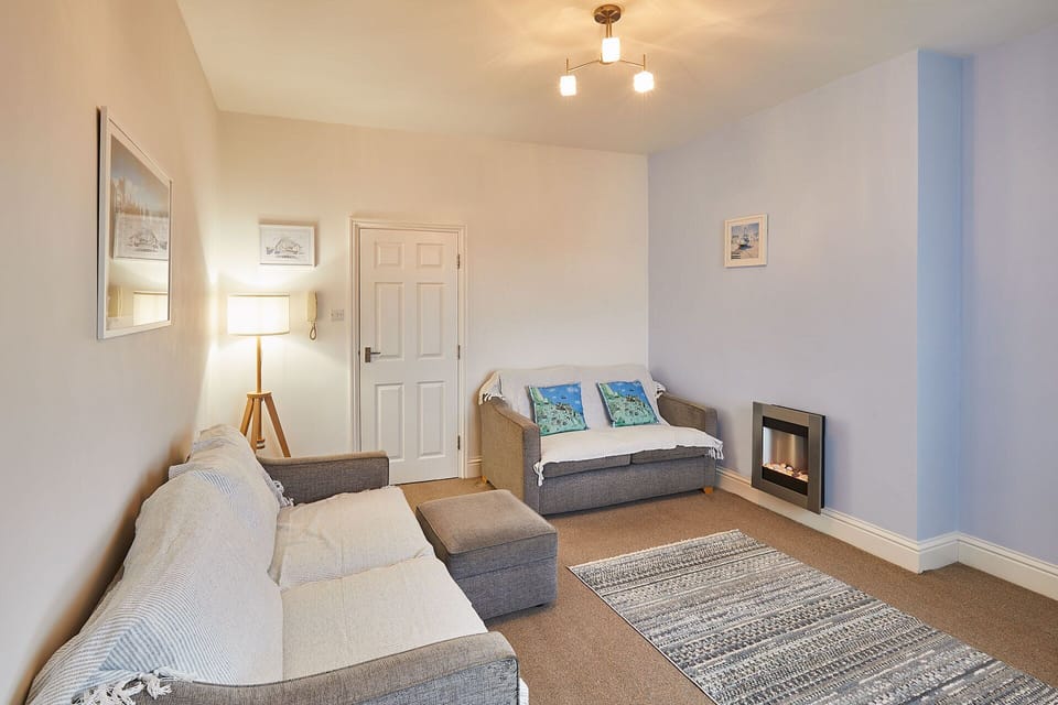 House | 2 bedrooms, desk