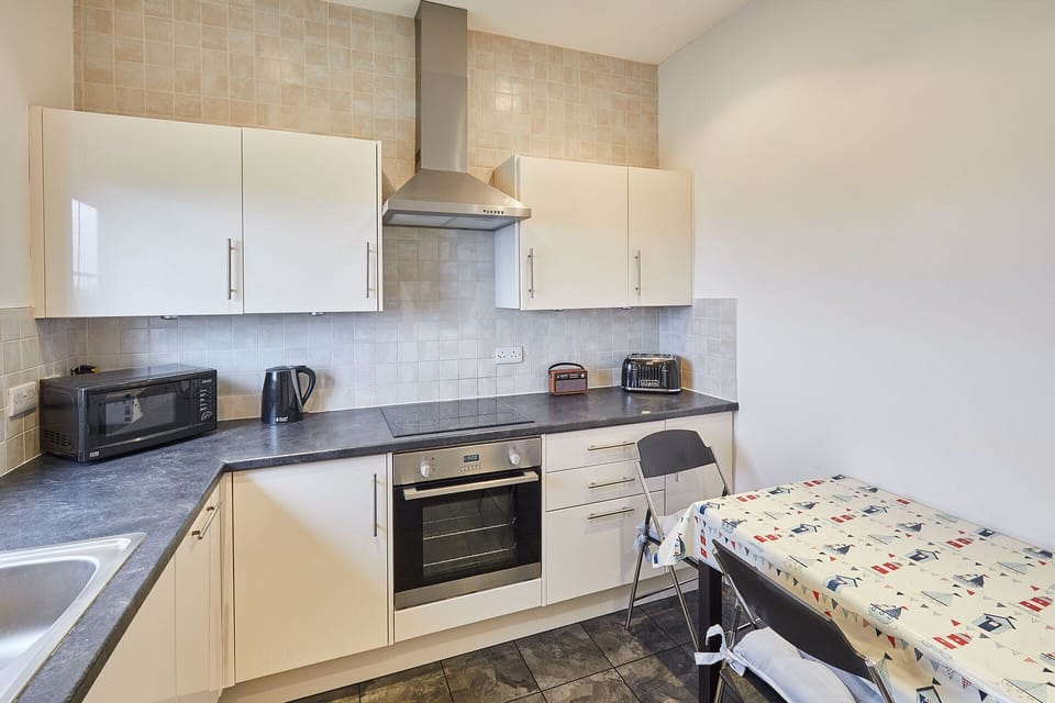 House | 2 bedrooms, desk