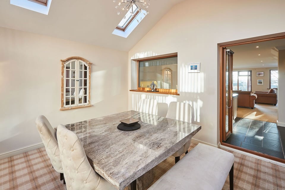House | 2 bedrooms, desk