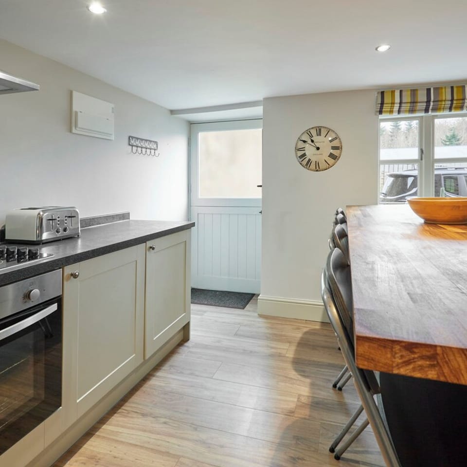 House | 2 bedrooms, desk