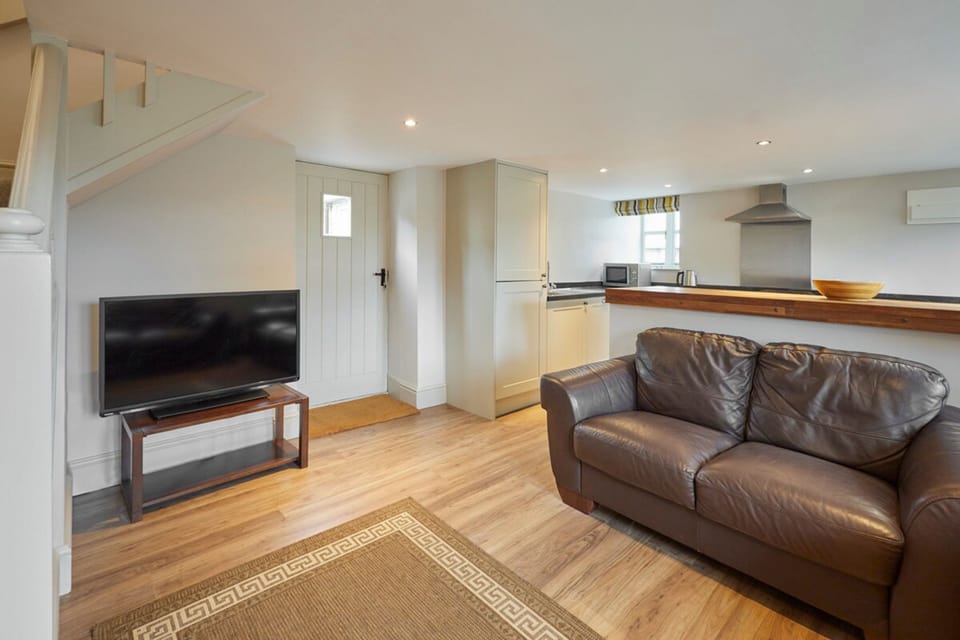 House | 2 bedrooms, desk