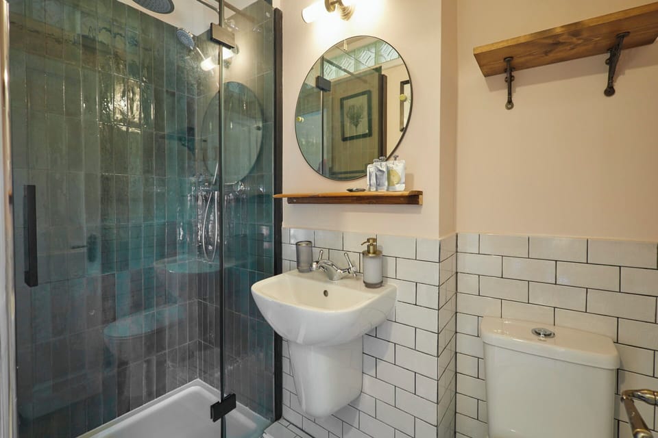 Host Stay Lop Hall House in England