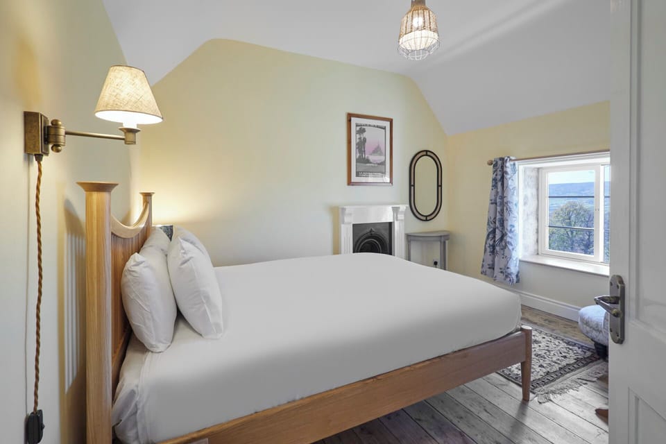 Host Stay Lop Hall House in England