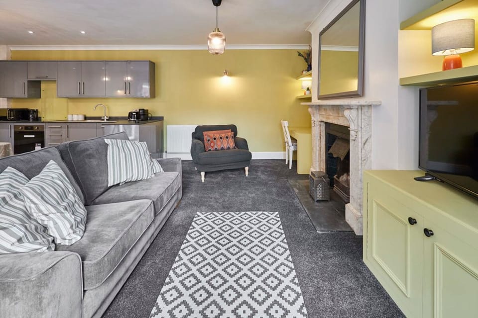 House | 1 bedroom, desk