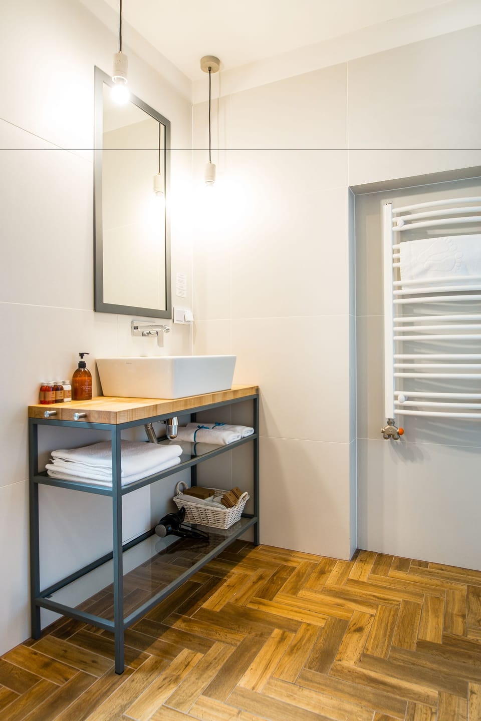 Classic Double Room | Bathroom | Shower, free toiletries, hair dryer, slippers