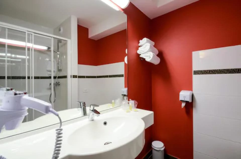 Shower, free toiletries, hair dryer, towels
