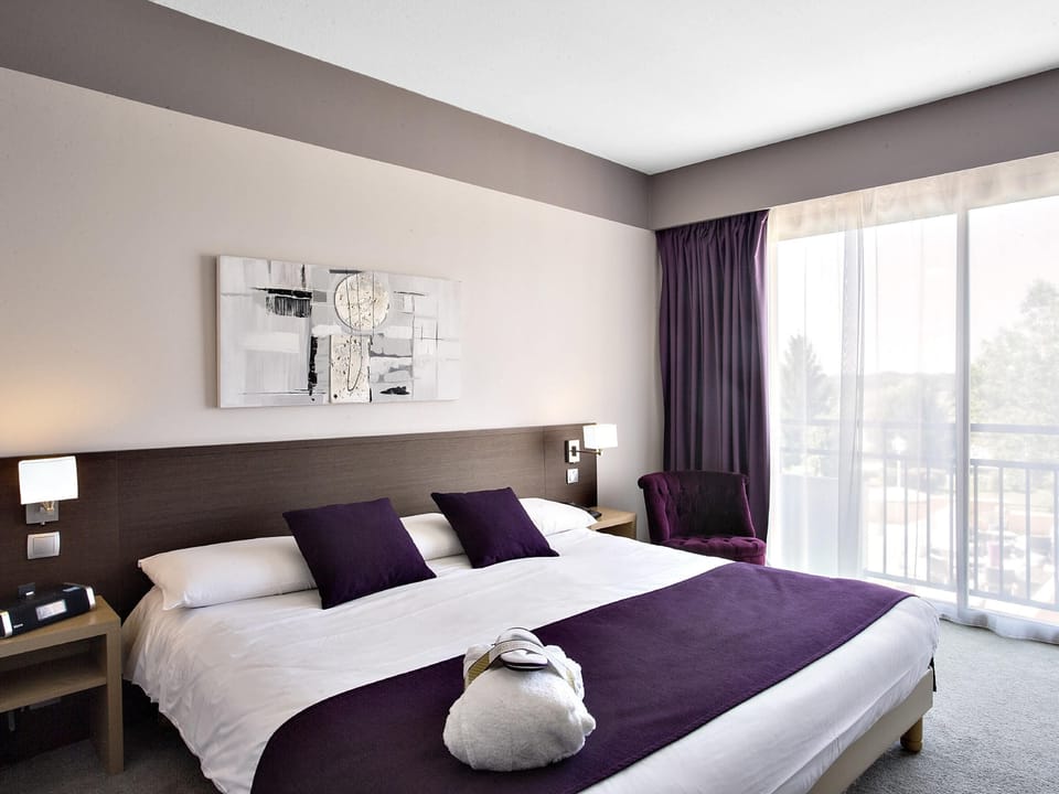 Privilege, Room, 1 Double Bed | Minibar, in-room safe, desk, laptop workspace