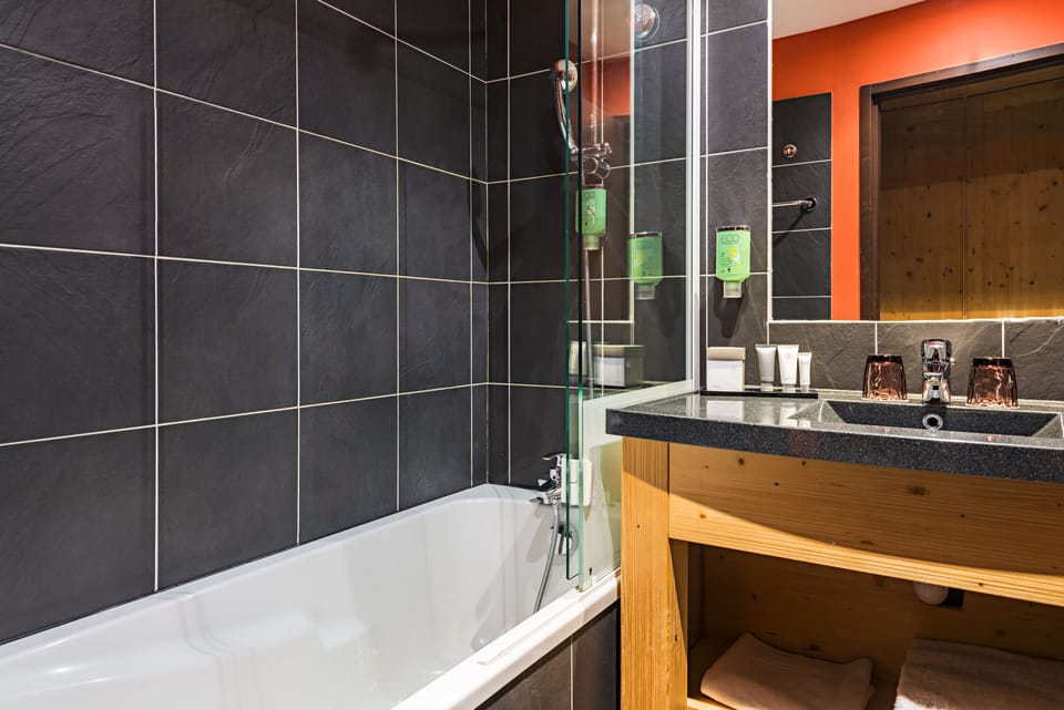 Superior Double or Twin Room | Bathroom | Bathtub, hair dryer, towels