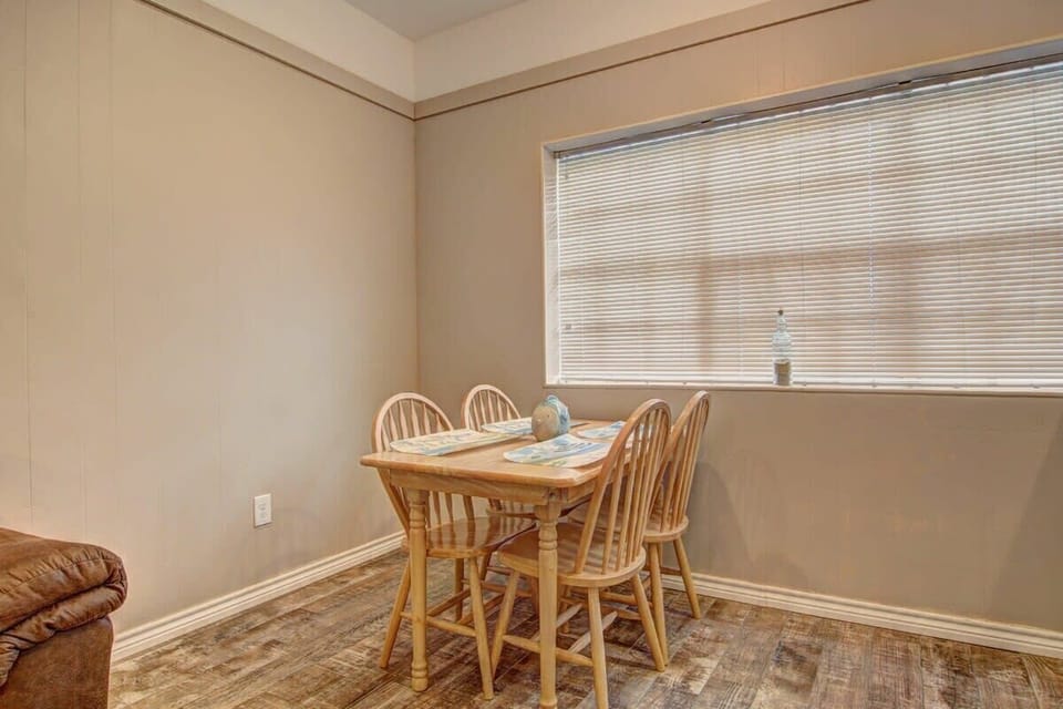 Dining table seats 4
